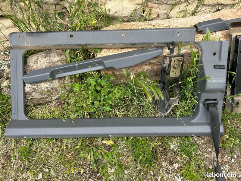 Garniture arrière droit Defender 110 TD5 (image 1)