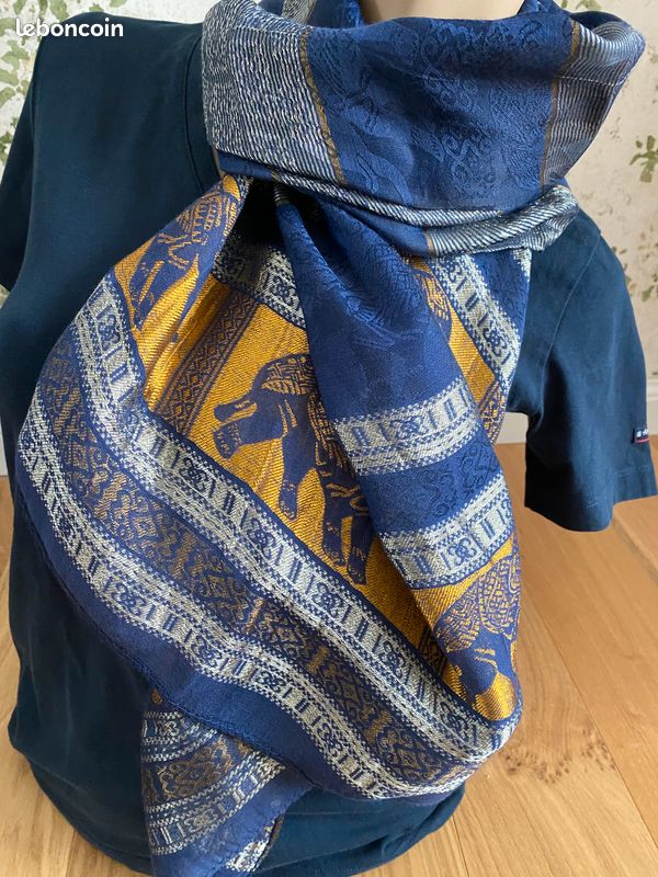 Jolie foulard motifs éléphants en soie (image 1)