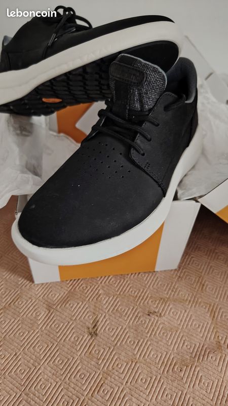 NEUVE BASKETS TIMBERLAND NUBUCK noir 41 (image 1)