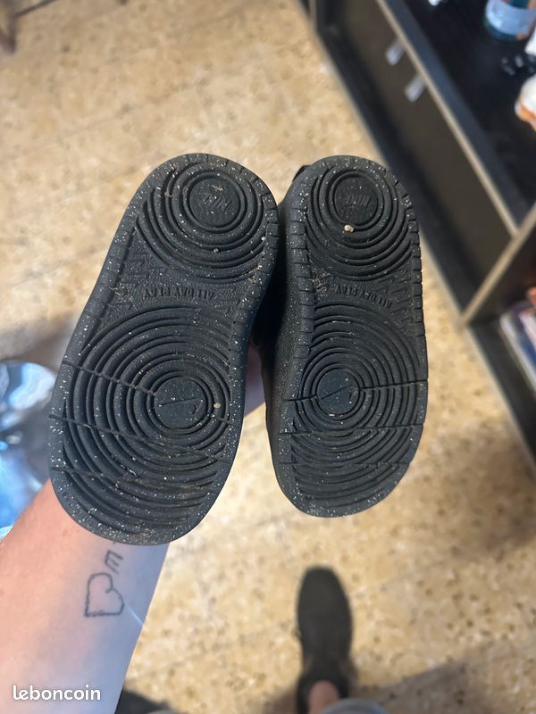 À vendre chaussure Nike taille 22 pour filles ou garçon (image 2)