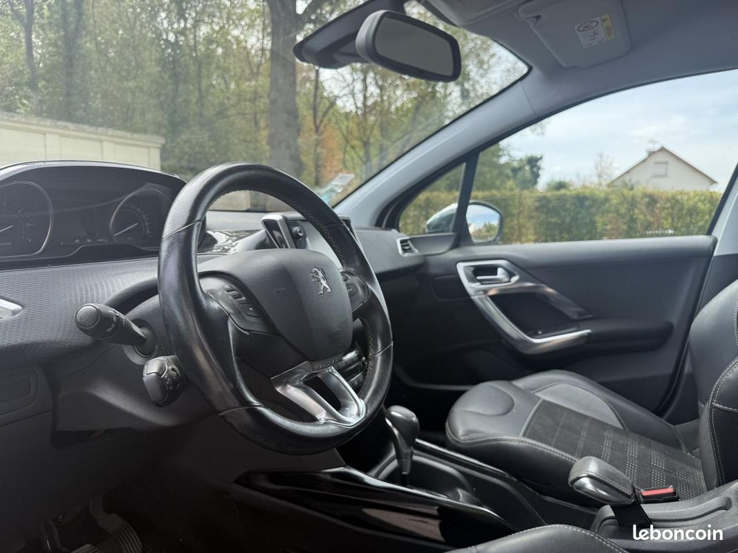 PEUGEOT 2008 1.2i 110CH BV EAT6 Allure (image 9)