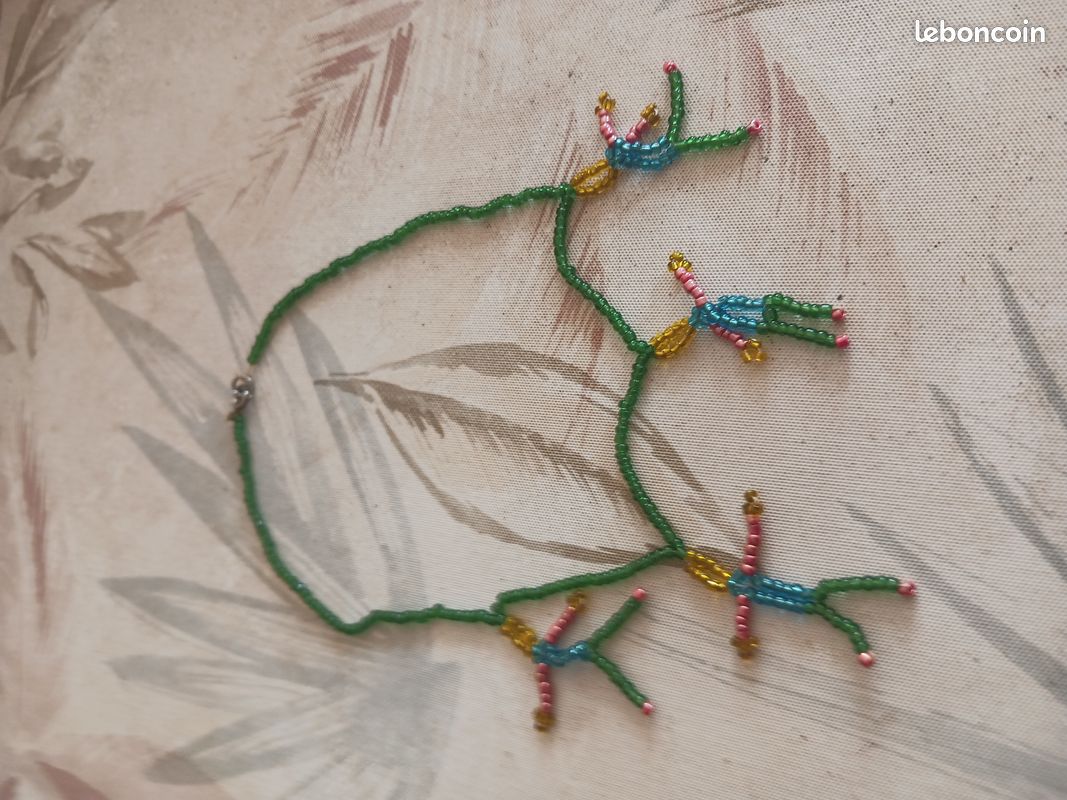Collier artisanal perles vertes motifs colorés figurines perles bijou fait main création unique (image 2)