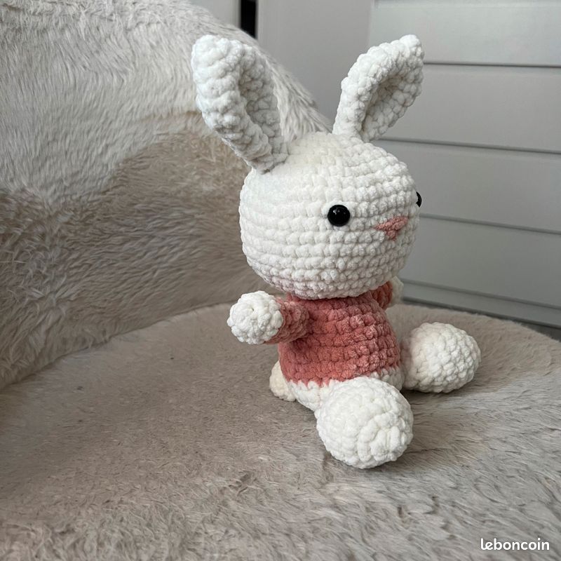 Peluche lapin en crochet fait-main (image 2)