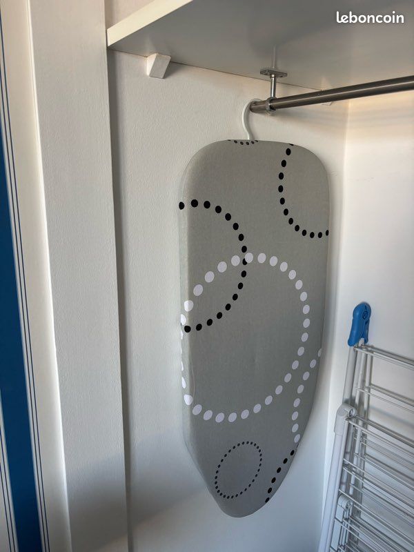 STORAGEIDEAS Petite planche à repasser de table de 61 x 35,6 cm avec pieds pliables