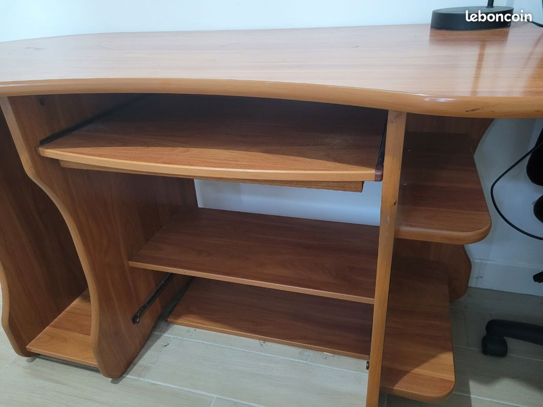 Bureau (image 1)