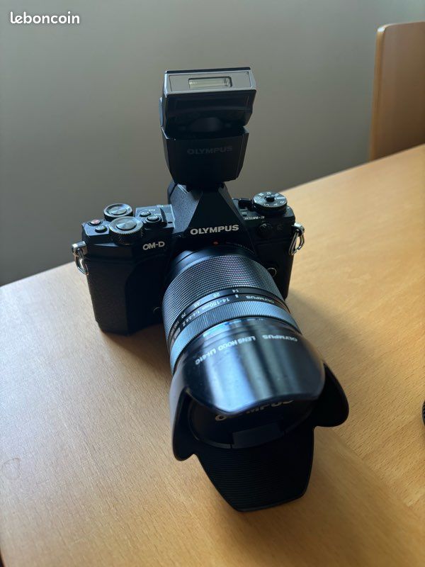 Très beau kit Olympus EM5 Mark II complet avec objectif et accessoires, en très bon état (image 2)