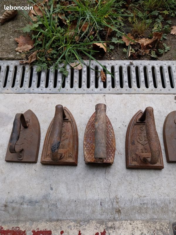 Lot De Jouets Anciens En Bois : 7 Quilles, Palets, Fer à Repasser Miniature - état D'usage