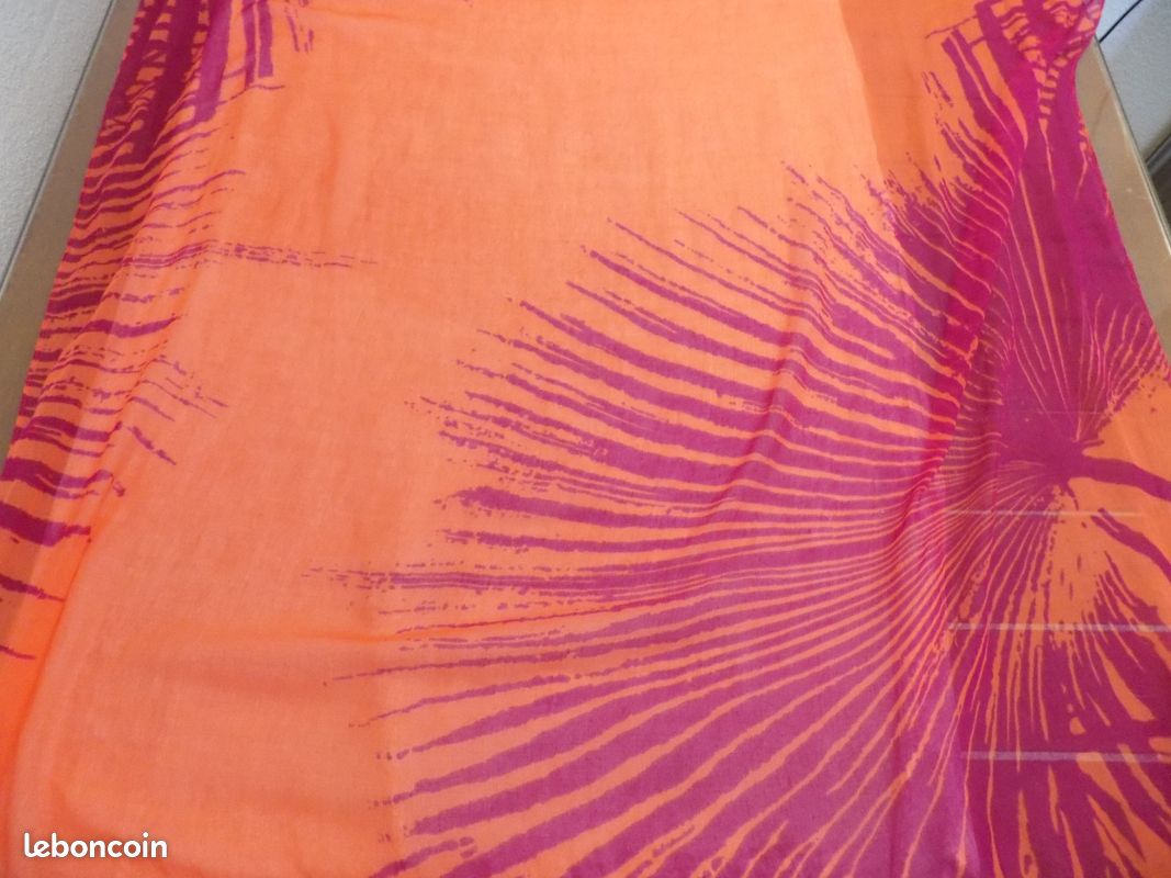 FOULARD D'été chez Galerie LAFAYETTE 1mètre sur 2 mètres couleurs bariolées, tissu léger (image 1)