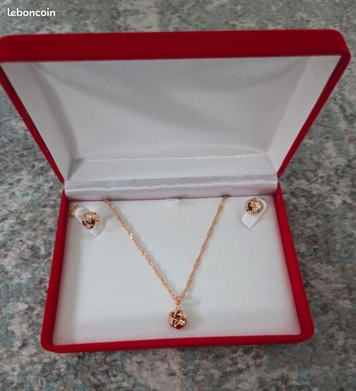 Parure collier et boucles d'oreilles en plaqué or dans sa boîte en velours NEUF (image 1)