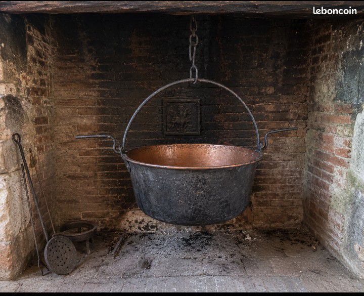 Grand chaudron ancien de cheminée cuivre plein avec poignée en fer forgé fin XVIII ème siècle (image 2)