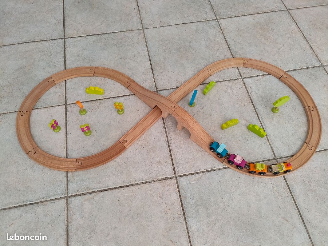 Petit train en bois (image 1)