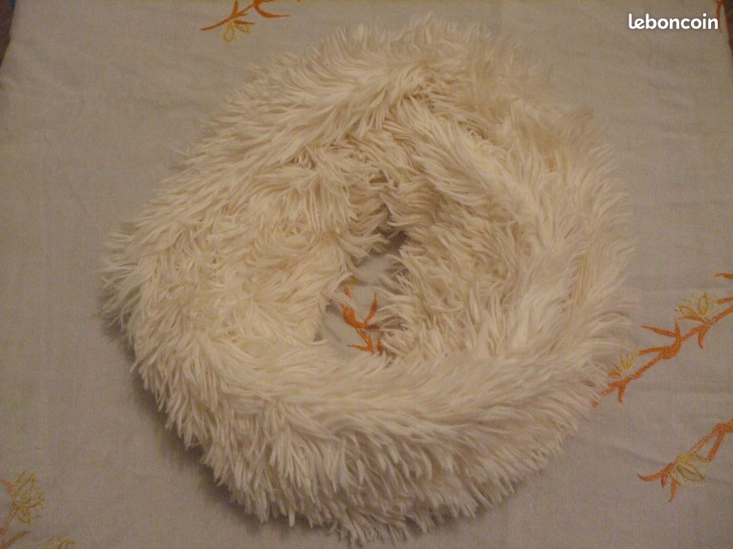 Écharpe neuve tube beige imitation fourrure (image 3)