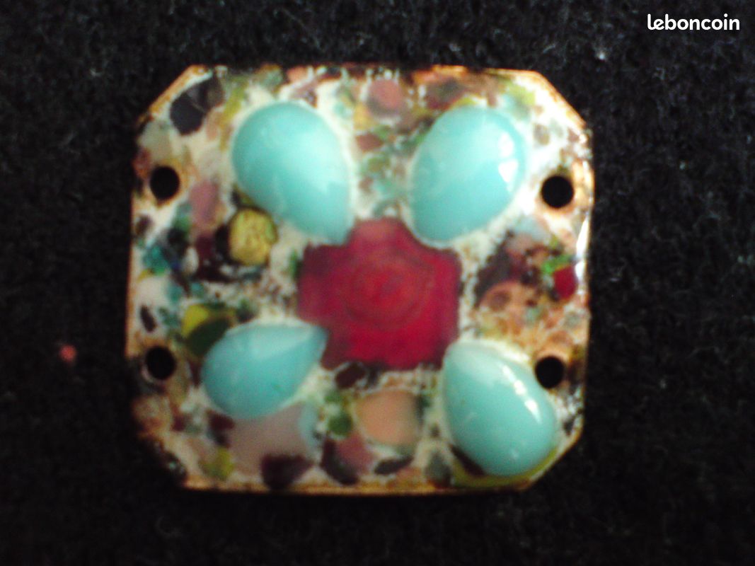 Pendentif Plaque en émail à accrocher avec des rubans élément pour bijou ou motif de fleur à Pétales bleus et centre rouge sur fond tâcheté multicolore Emaux sur métal Vintage (image 6)