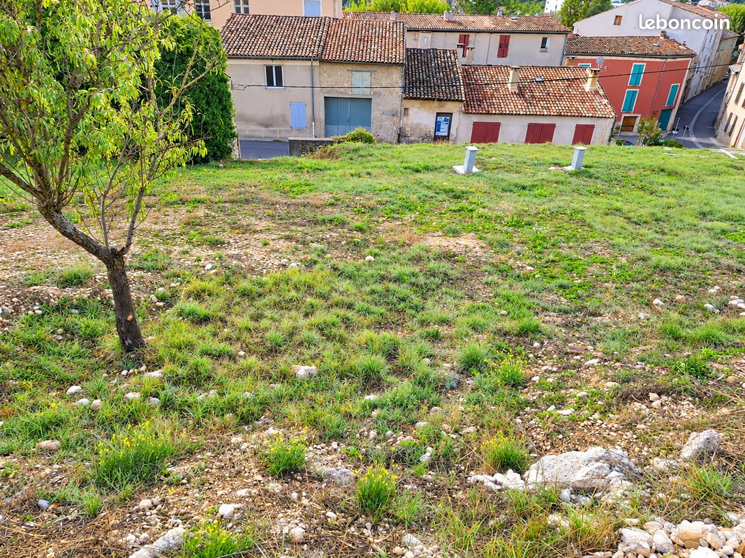 RIEZ · Terrain à bâtir de 967 m² à 5 minutes à pied du village · 92 000 €