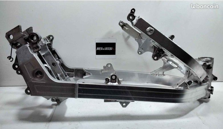 PLATINE AVANT DROIT VFR 750 RC 24