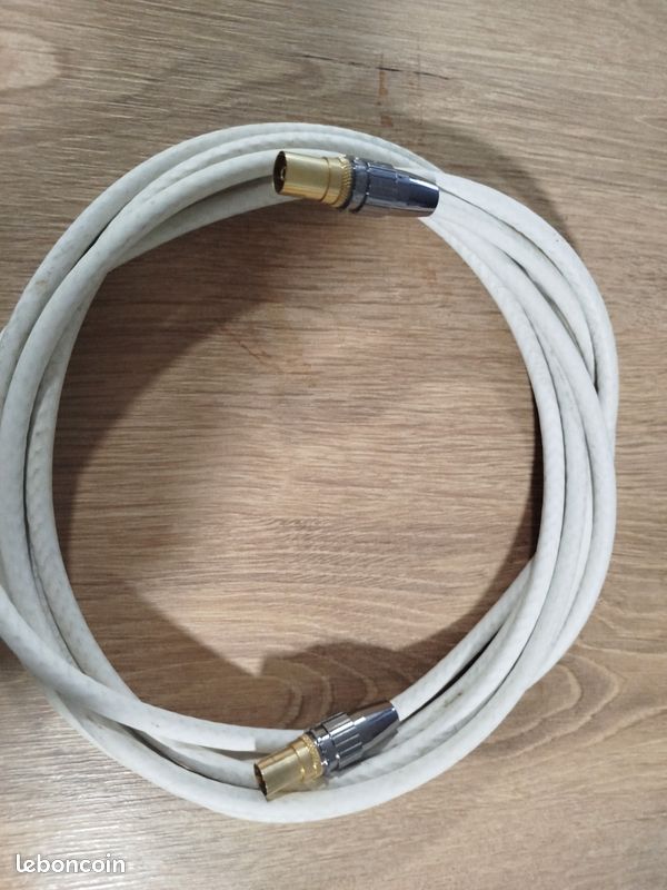 Câble télévision avec connexion haute qualité (image 1)
