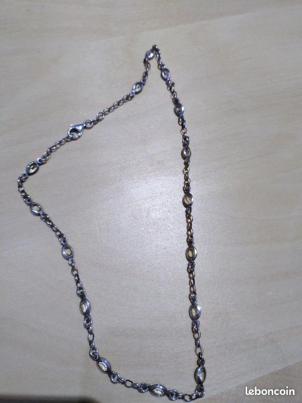 Petit collier avec pierres transparentes (image 1)