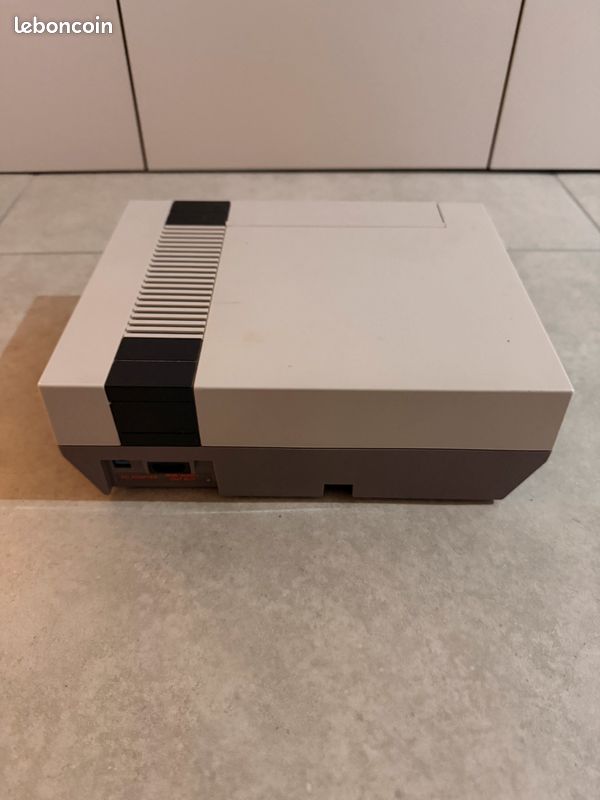 Console Nintendo NES (FRA) + 2 Manettes + Câbles Officiels (image 2)
