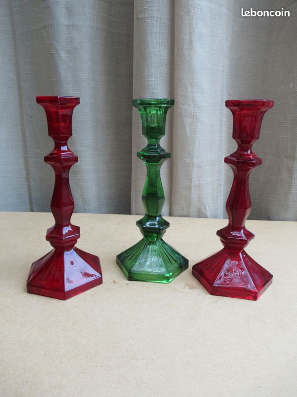Paire De Bougeoirs En Verre Moulé Vert Et Rouge – Hauteur 23,5 Cm (made In France)