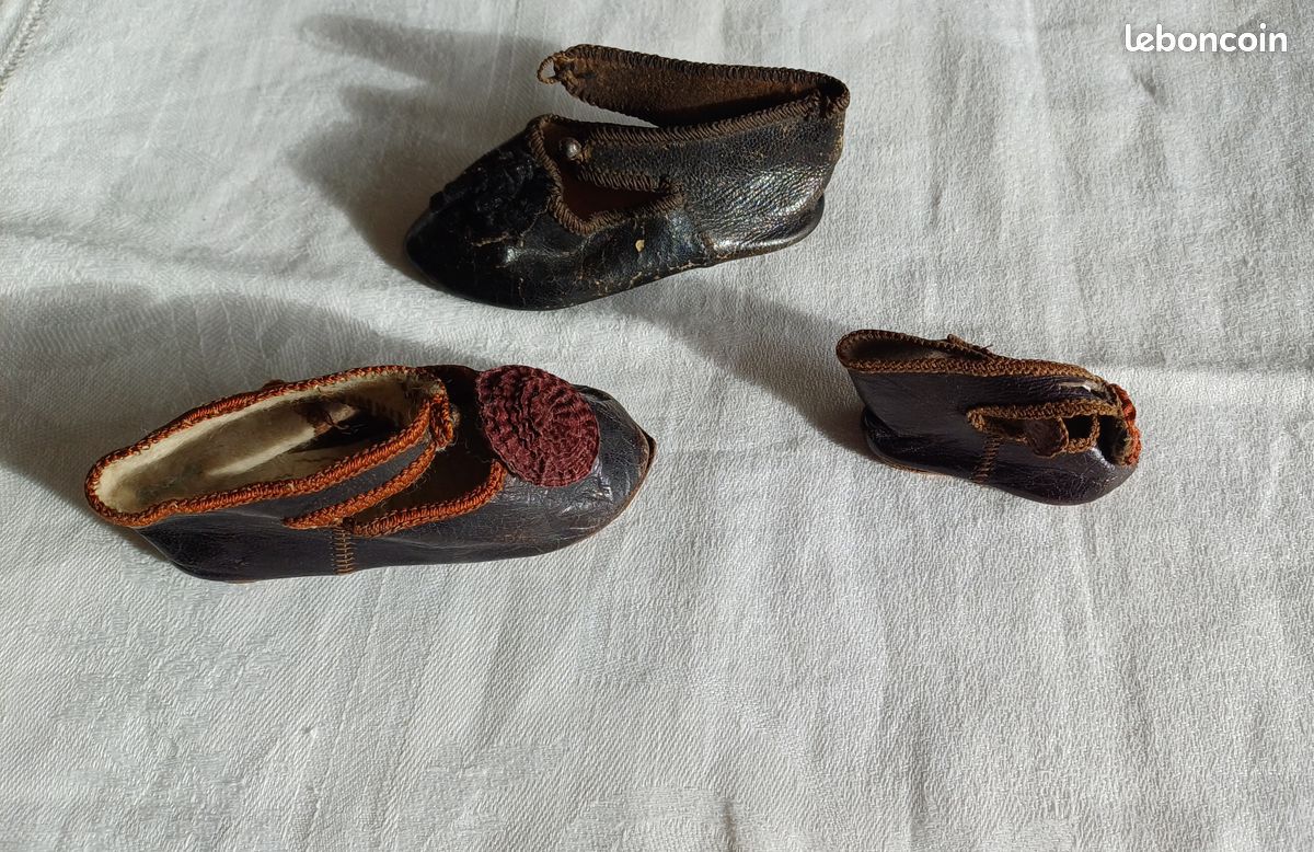 Paire De Chaussures Anciennes Pour Poupée – Miniature Vintage D'occasion
