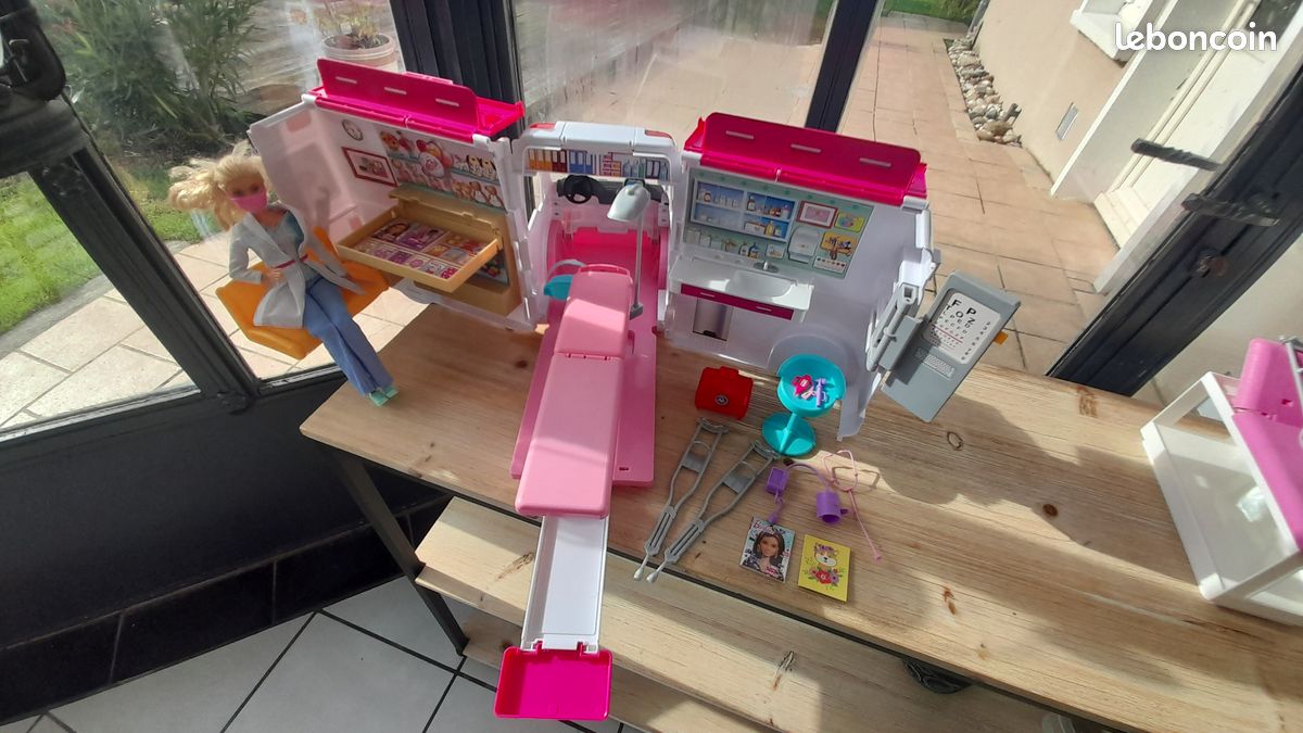 Barbie + véhicule ambulance et hôpital (image 1)