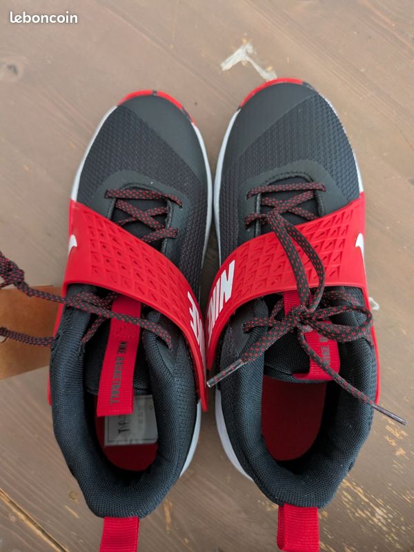 Jolie paire de Nike team hustle taille 38 (image 2)