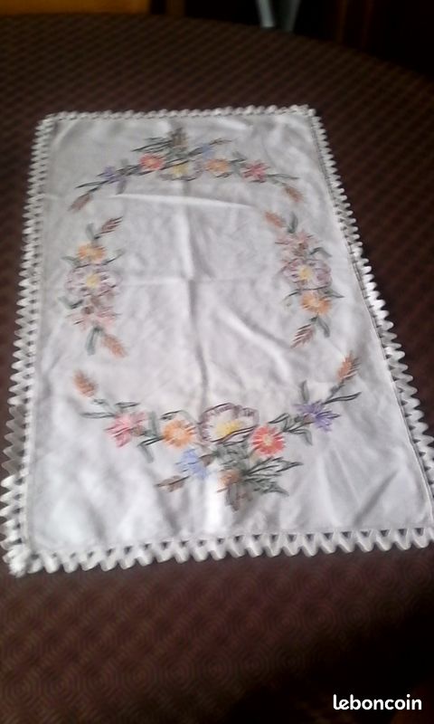 2 NAPPERONS BRODES MAIN RICHELIEU  Fleurs Pastelles  (L 44 cm x L 29 cm