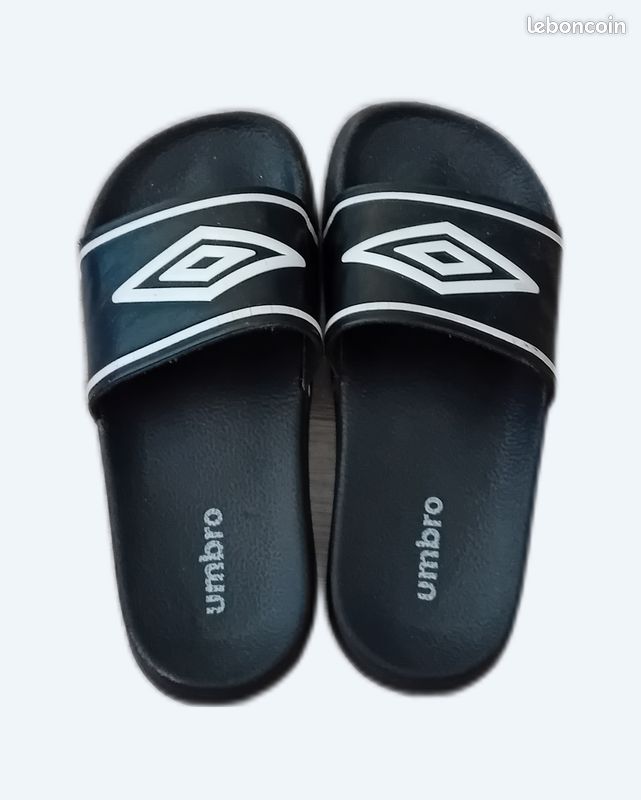 Claquettes Umbro noire et blanche Chaussures