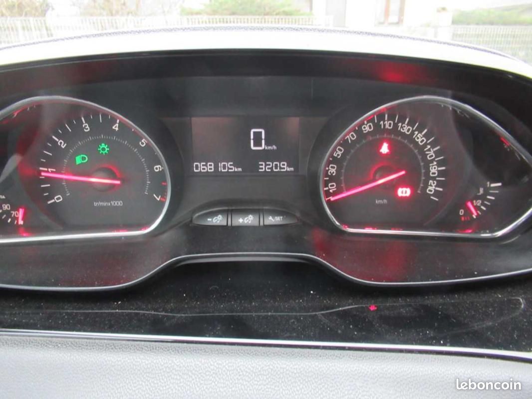Peugeot 208 1.2 PURETECH 82ch STYLE (image 5)