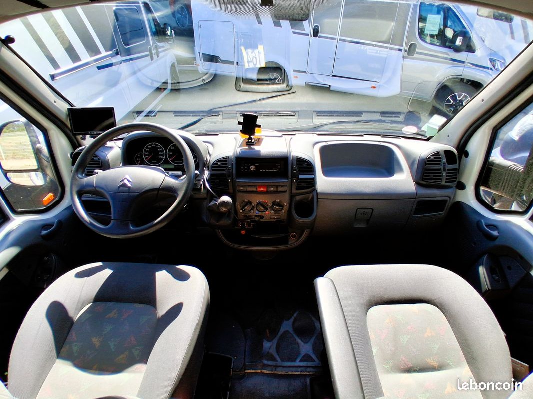 Camping-car d'occasion chausson welcom 70 + 2004 + 2.8l hdi + 130 cv + compact 6,36 m + lit a la francaise + dinette transformable en lit 2 places + antenne satellite + porte velos (image 5)