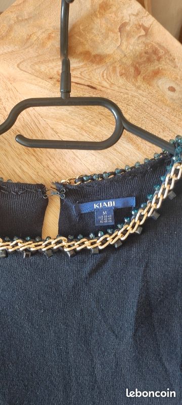 Tee shirt noir bijoux
Kiabi
taille M
en très bon état (image 3)