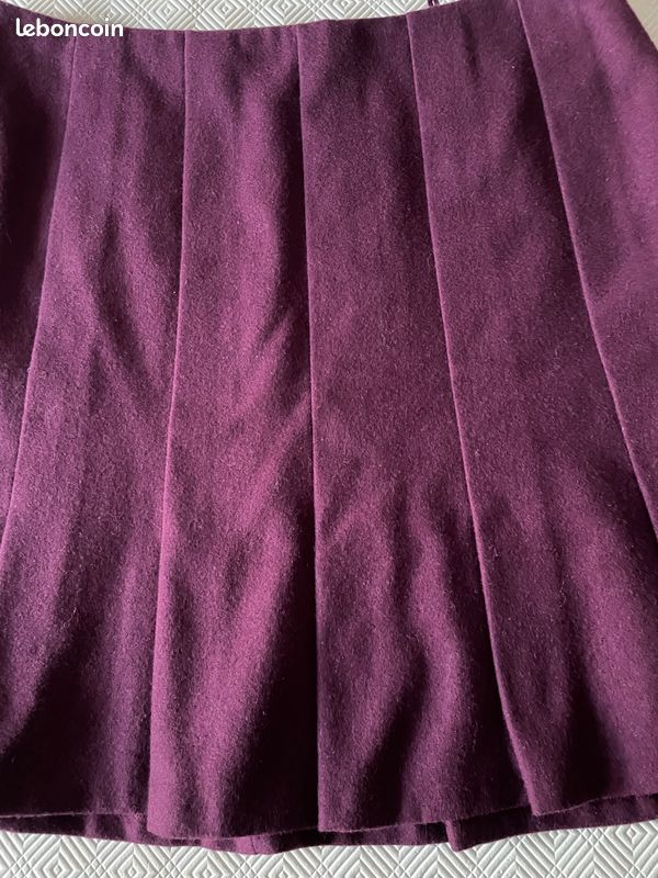 Jupe courte (43 cm), marque ESPRIT, Neuve sans étiquette, taille 38 M, laine et viscose, doublée, plis plats piqués jusqu'à mi-hauteur, couleur violet, (image 2)