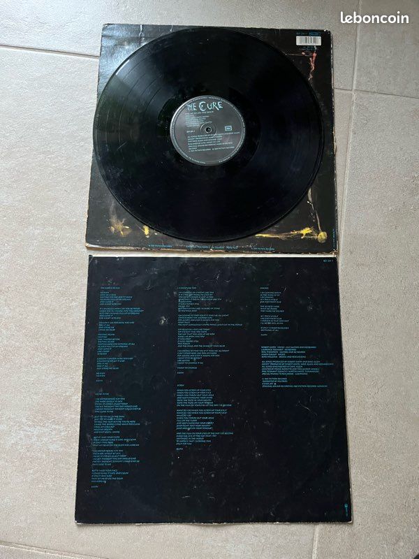 Vinyle the cure the head on the door (image 3)