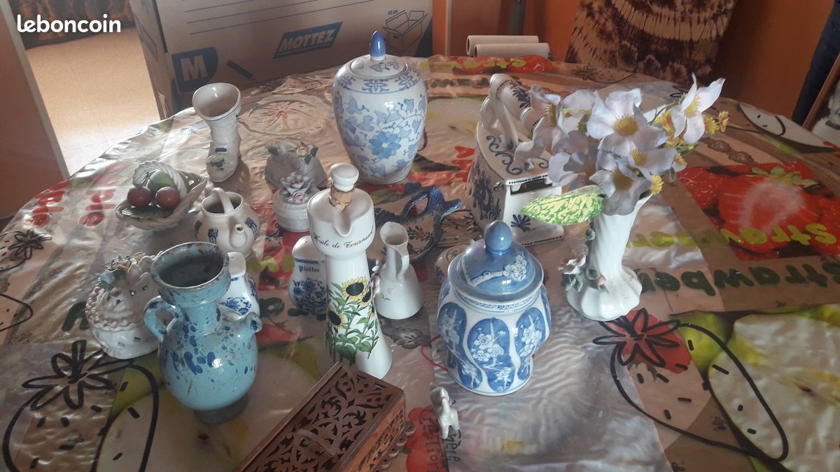 Vend uniquement en un lot nombreux petits objets et personnages hétéroclites en porcelaine et faience (image 2)