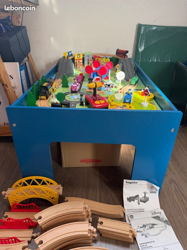 Table et train en bois (image 2)