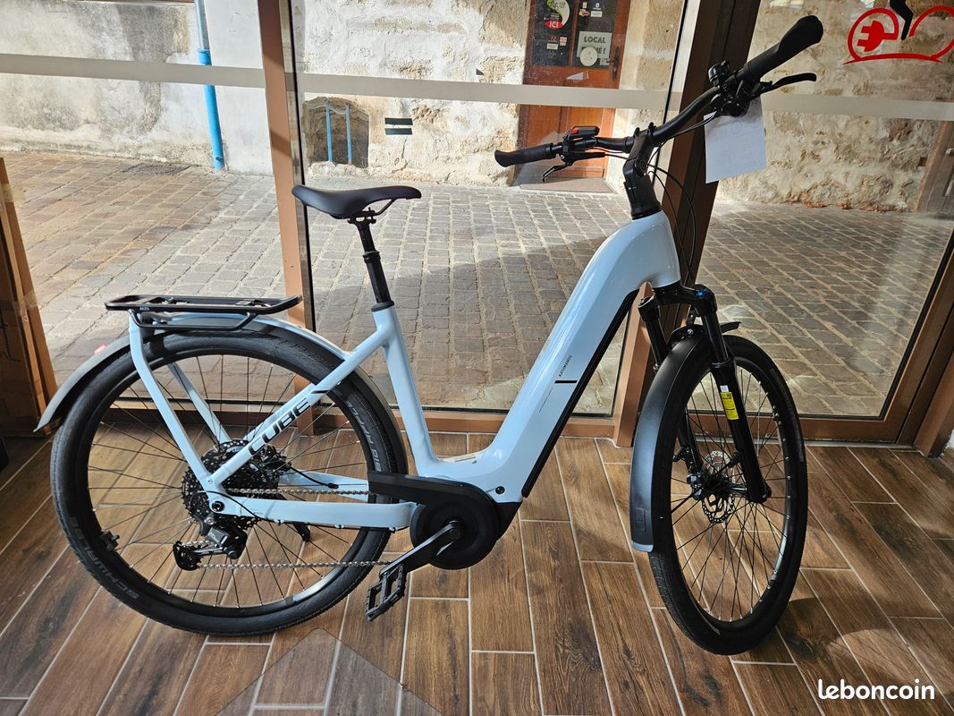 HOT Cube Kathmandu Hybrid Velos Electrique Cube Velo