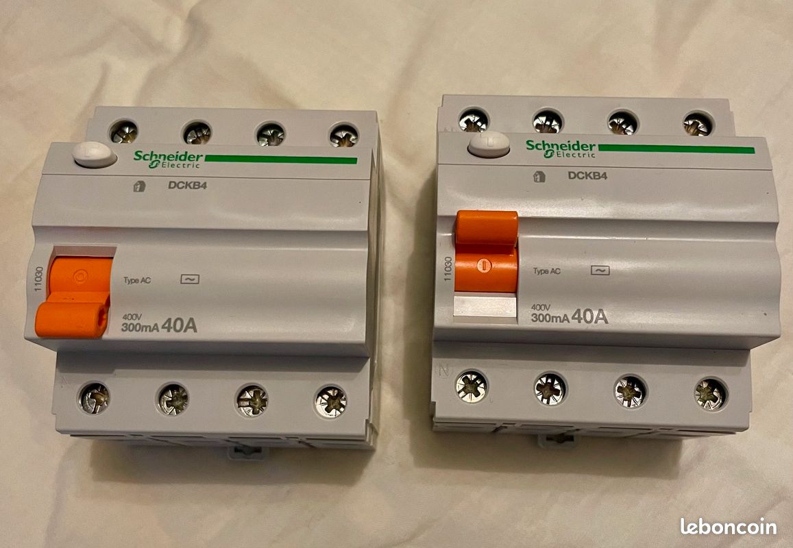 2 INTERRUPTEURS DIFFÉRENTIEL 40AMP 300mA-AC 4 pôles (image 1)