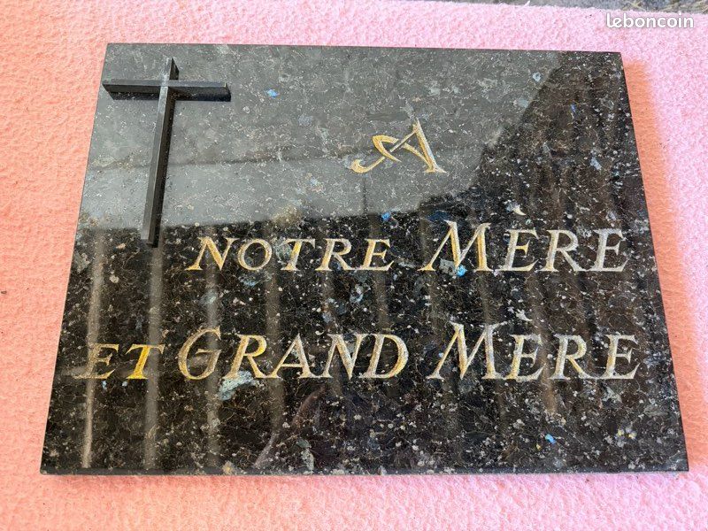 Plaque funéraire (image 1)