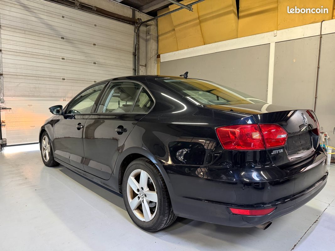Volkswagen Jetta 1.6 TDI 105 CH CONFORTLINE - 149 000 Kms Certifié - TOIT PANO - GPS - CLIM AUTO - 1 ERMAIN (image 3)