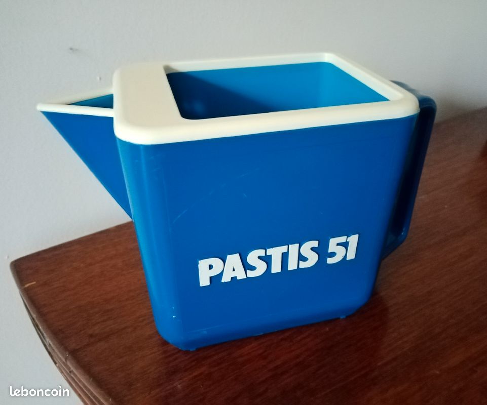 Pichet Pastis 51 vintage bleu et blanc en plastique (image 1)