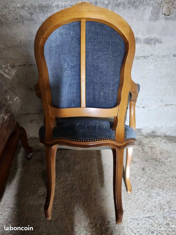 Fauteuil baroque de style Louis XV velours bleu et bois blanc