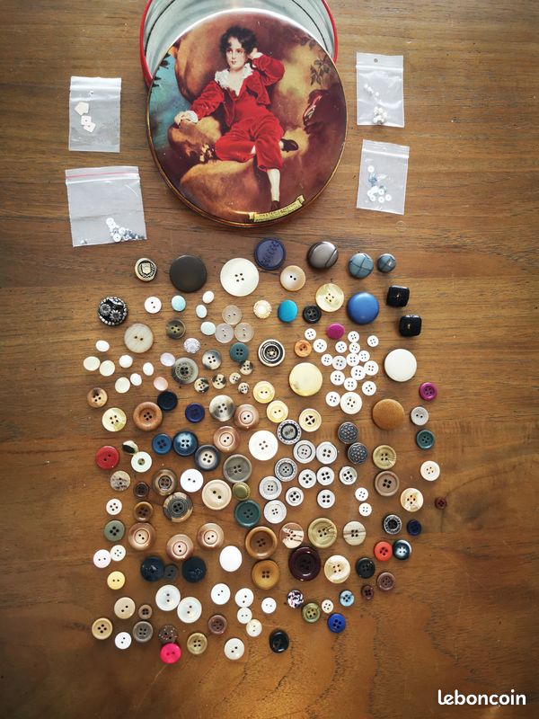 BOUTONS VINTAGE MERCERIE PLAQUE COMPLETE DE 12 gros boutons COULEUR