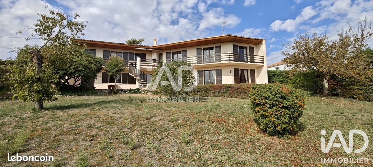 Maison 8 pièces 212 m² · à Fontenay-le-Comte · 212 m² · 346 200 €