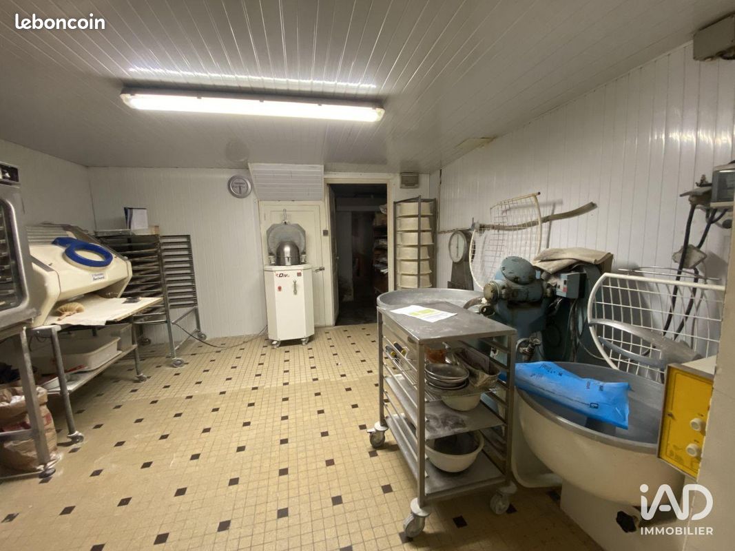 Local 180 m² AIZENAY (image 1)
