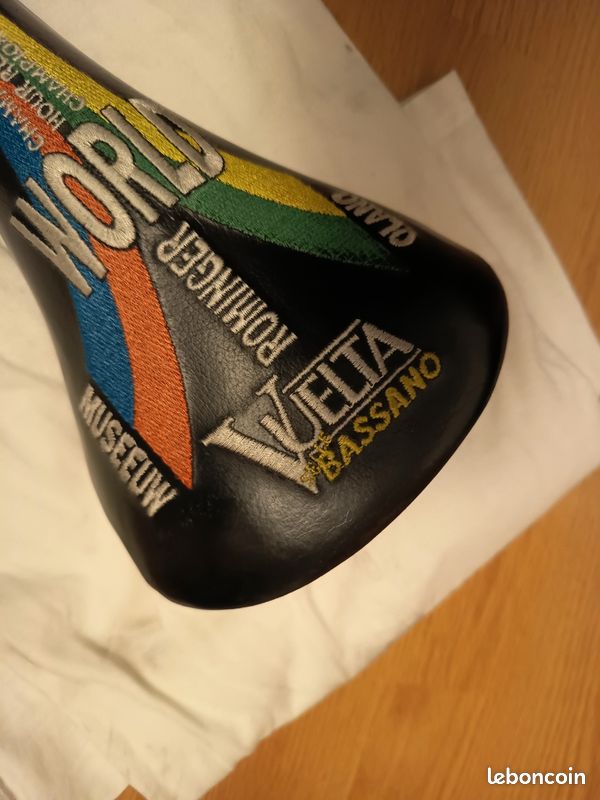 Selle De Vélo De Course Vintage Vuelta Bassano Team En Cuir Professionnel - Neuf Ancien Stock (new Old Stock) Dans Son Packaging D'origine