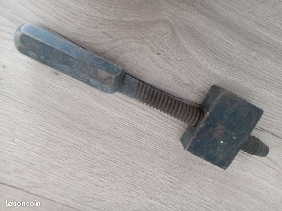 Vis de serrage ancienne en bois (image 2)