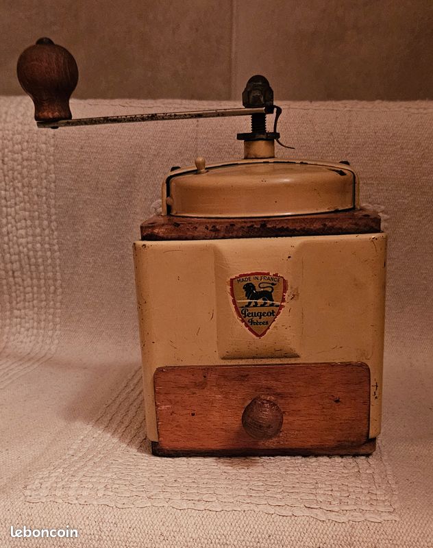 Moulin à café vintage marque Peugeot années 1950 (image 1)