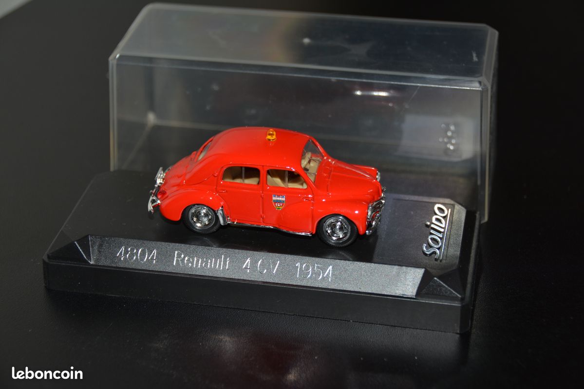 Miniature Solido 1/17 Renault 4CV Pompiers Rouge - Voiture De Collection