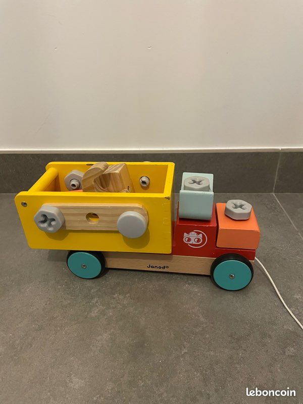 Camion avec outils en bois (image 1)