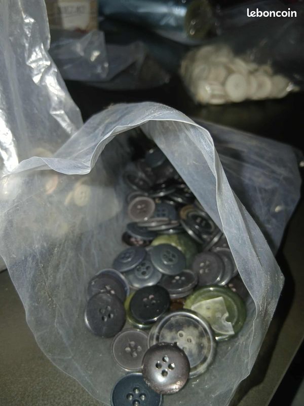 Lot de 100 divers boutons (image 12)